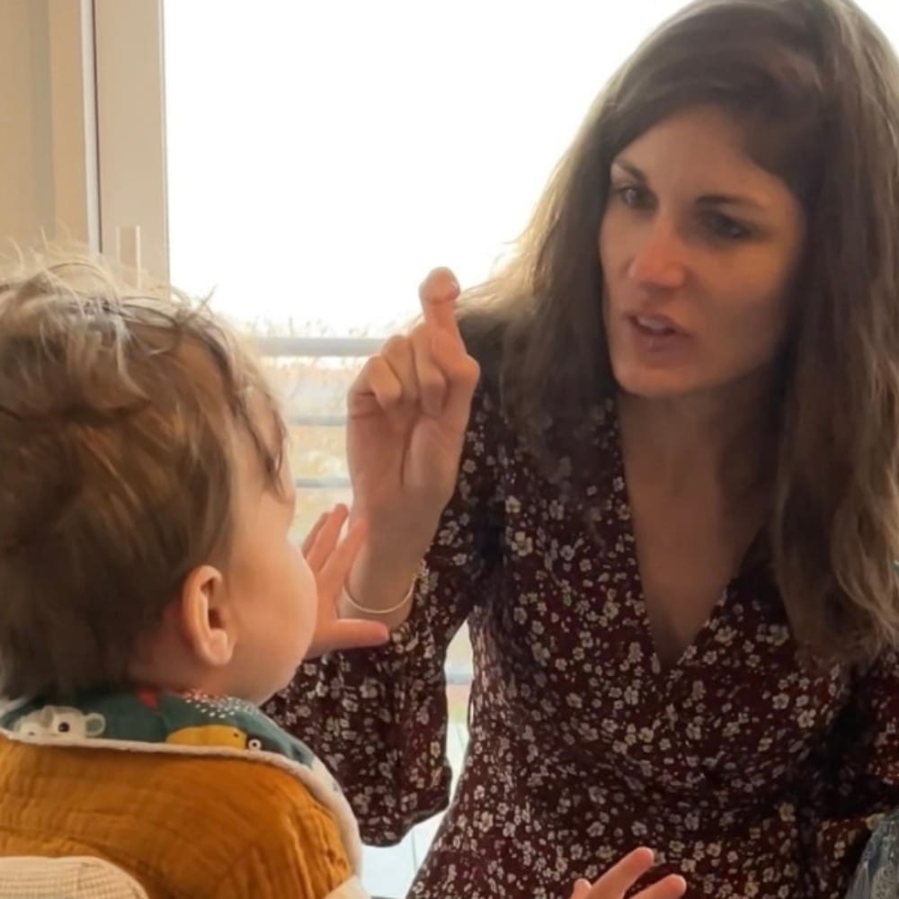 Signer avec bébé pendant les repas : les signes à connaître