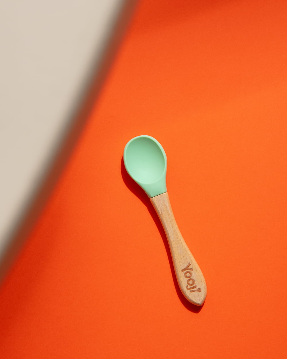 Cuillère en silicone vert pastel
